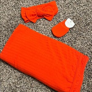 Lou Lou and Company Receiving blanket with matching mittens and bow